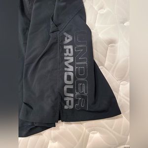 Under Armour Men’s size L loose fitting athletic shorts with pockets